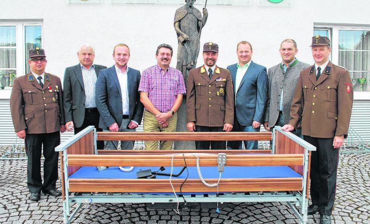 Die FF Eberschwang übergab das Pflegebett an die Marktgemeinde.