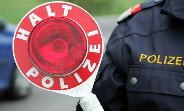 Die Polizei konnte den Schlepper schließlich festnehmen. Foto: Wodicka