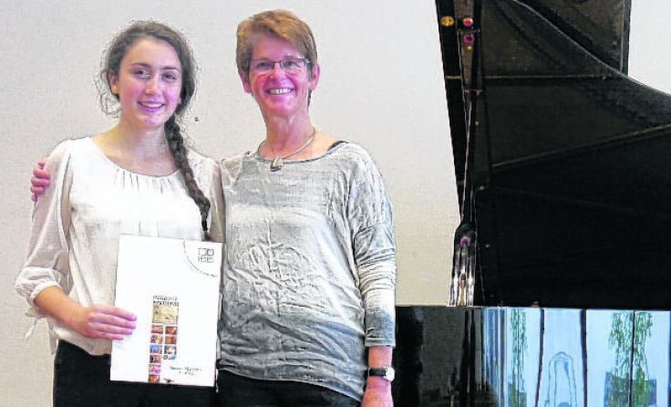 Die 18-jährige Susanne Reisner (l.) möchte künftig ihr Hobby zum Beruf machen.