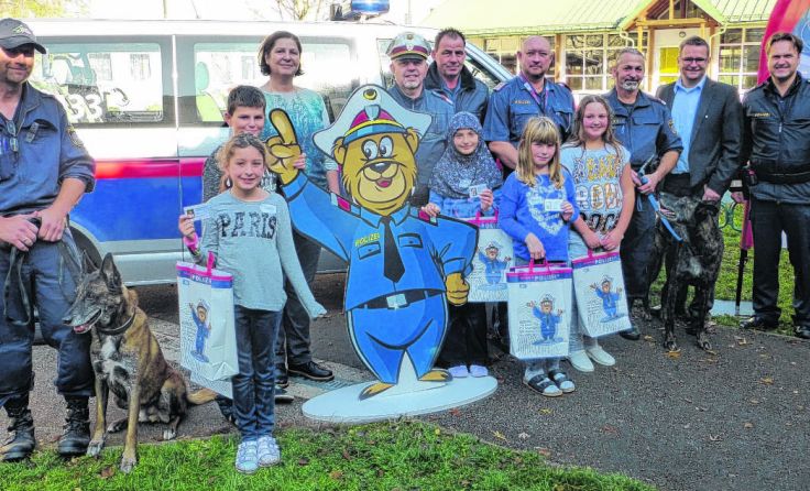 Die Kinderpolizei mit Bürgermeister Gunter Schimpl und Direktorin Michaela Ohler