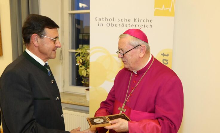 Bischof Ludwig Schwarz überreicht die Severinmedaille an Helmut Außerwöger. Foto: Franz Reischl