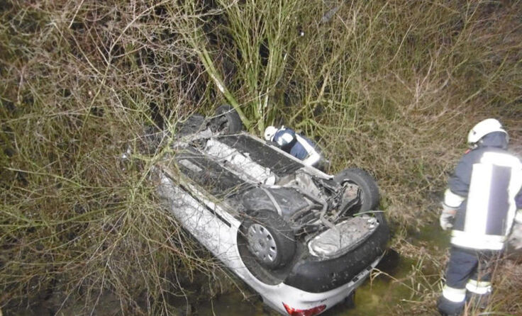 Das Auto landete im Bachbett. Foto: FF Natternbach