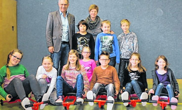 Mit n "Foot Twistern" haben die Volksschüler immer eine bewegte Jausenpause.