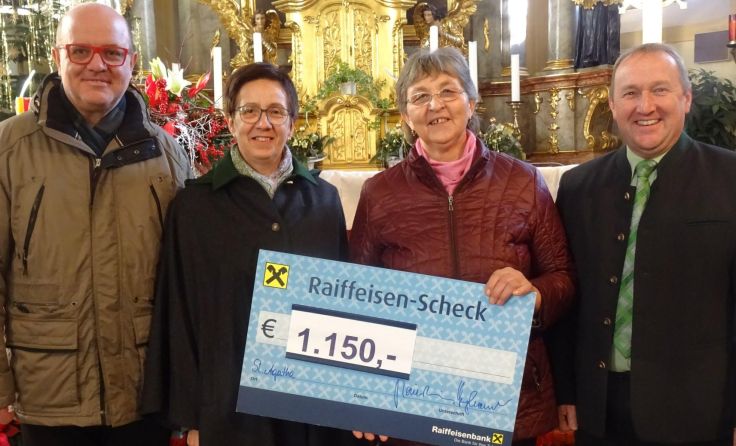 Goldhauben spendeten an Pfarre.