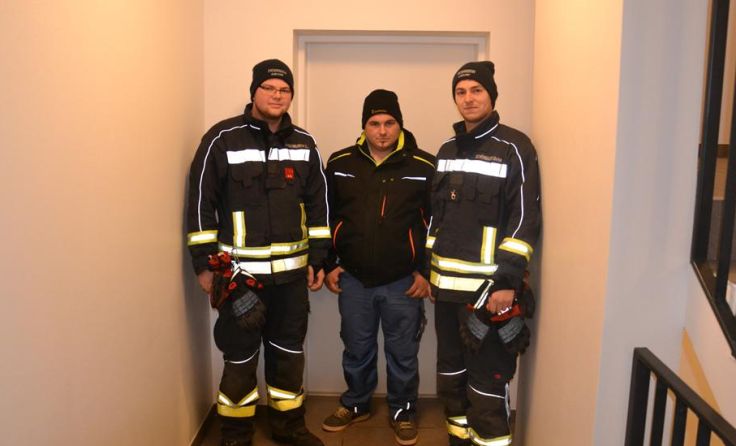 Die Feuerwehrkameraden waren zur Stelle und retteten das Kind aus der Wohnung.