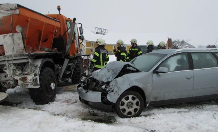 Der Pkw krachte gegen das Räumfahrzeug. Foto: FF Heiligenberg