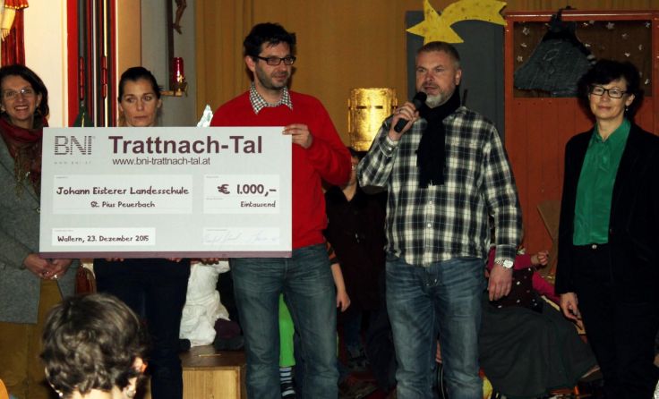 Einen Scheck in Höhe von 1000 Euro überreichten die Unternehmer der Schule.
