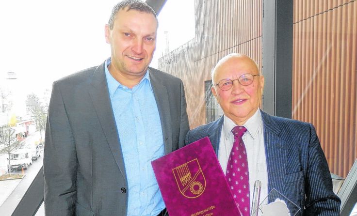 Bürgermeister Manfred Baumberger verlieh Josef Potye und ...