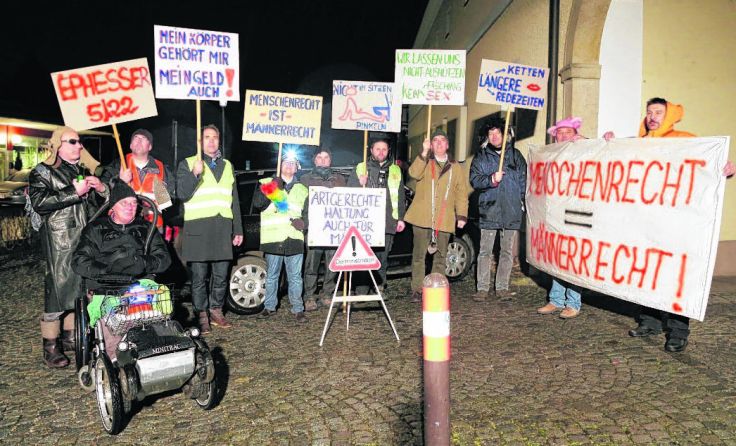 Die Männer demonstrierten für mehr Rechte.