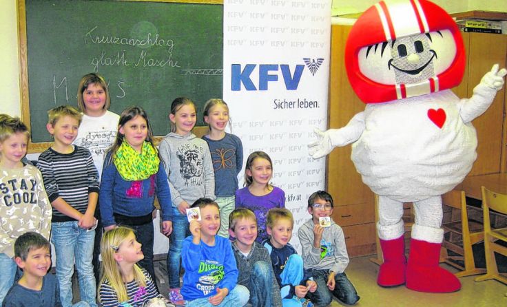 „Helmi“ erzählte den Kindern alles rund um das Thema Sicherheit...