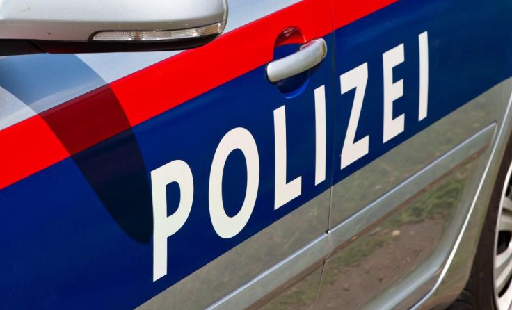 Der Autolenker überschlug sich und landete im Bachbett. Foto: Wodicka