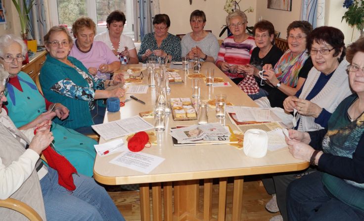 Die Frauen treffen sich im Winter zum gemeinsamen Handarbeiten. 