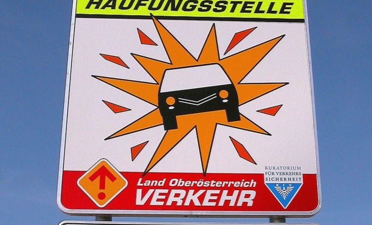 Die verletzte Autofahrerin wurde ins Krankenhaus eingeliefert. Foto: Wodicka