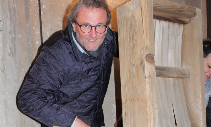 Franz Rathwallner dreht die Ratsche am Schärdinger Kirchturm.