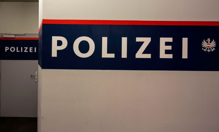 Unbekannte beschmierten ein Plakat mit den Buchstaben "IS". Foto: Wodicka