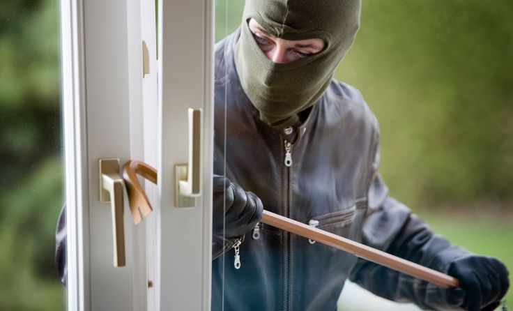 Die Einbrecher zwängten die Fenster der Geschäfte auf. Foto: Wodicka