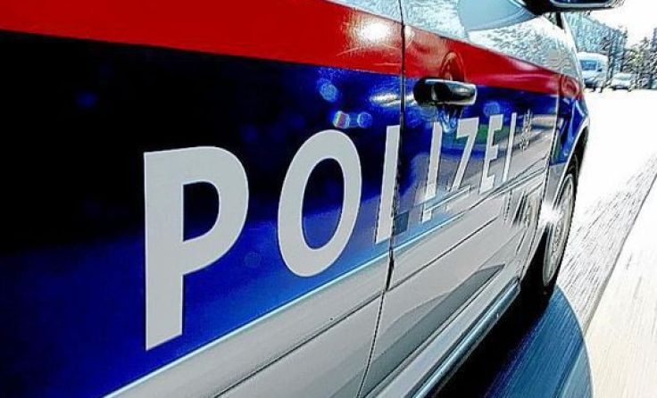Nach mehren Bäumen prallte der Autofahrer noch in den Gegenverkehr. Foto: Weihbold