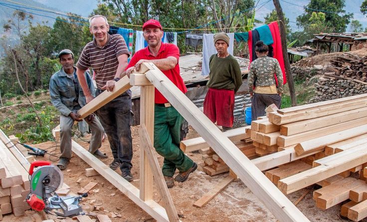 Willi Rupertsberger (2. v. l.) und Anton Mayrhofer (3. v. l.) beim Bau eines Hauses in Nepal.