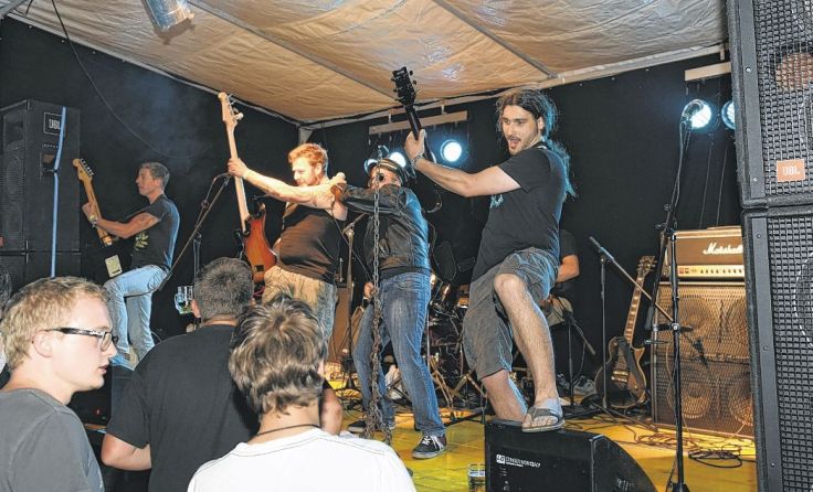 Rockige Gitarren-Klänge unter freiem Himmel bei „Rock beim Indy“.