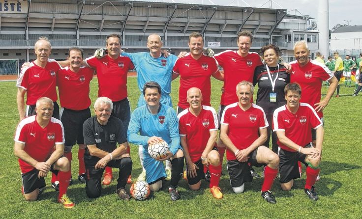 Hannes Humer (hinten, 4. v. rechts) verstärkt das Team der Bürgermeister-Elf.