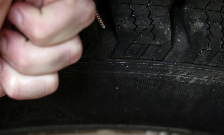 Unbekannte zerstachen 59 Autoreifen, die Polizei bittet um Mithilfe. Foto: Weihbold/Symbolbild