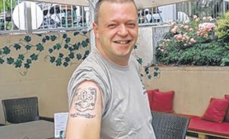 Der stolze Agathenser Manfred Klaffenböck mit seinem Tattoo