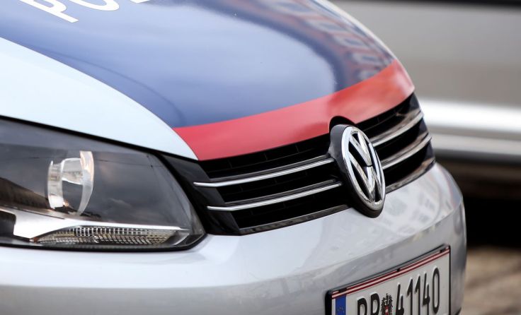 Warum der Transporter ins Schleudern kam ist bislang noch unbekannt. Foto: Weihbold