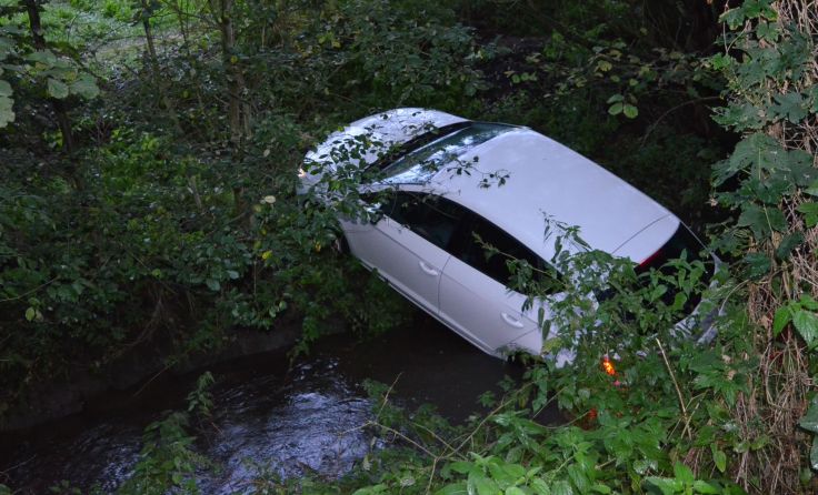 Das Auto machte sich selbstständig und rollte in den Bach. Fotos: FF Meggenhofen