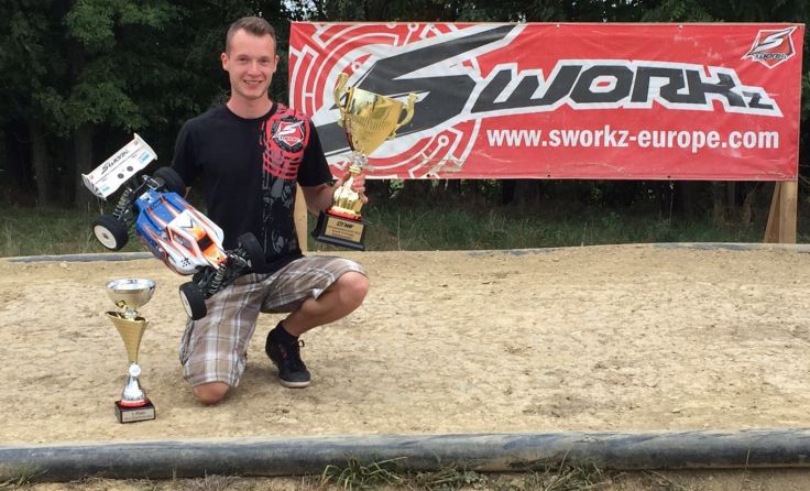 Thomas Mayr feiert seinen Staatsmeistertitel.