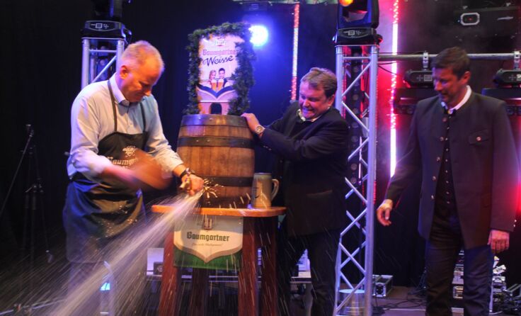 „Explosiver“ Bieranstich durch Michael Hutterer