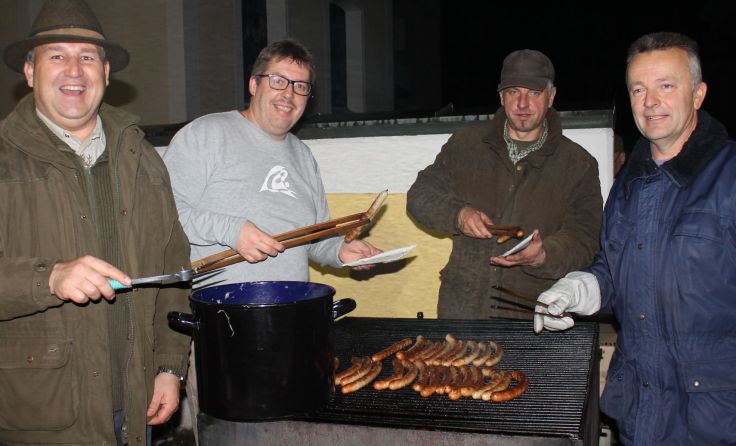 Am Würstelgrill: Manfred Ferchhumer, Rudi Reinthaler, Willi Mayr und Peter Lichtenwinkler