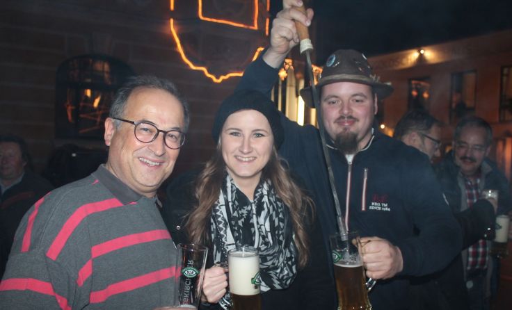 Grieskirchner Bier-Eigentümer Marcus Mautner Markof mit Kerstin und Thomas.