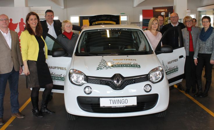 Der neue Renault Twingo wurde feierlich an die neue Besitzerin übergeben.