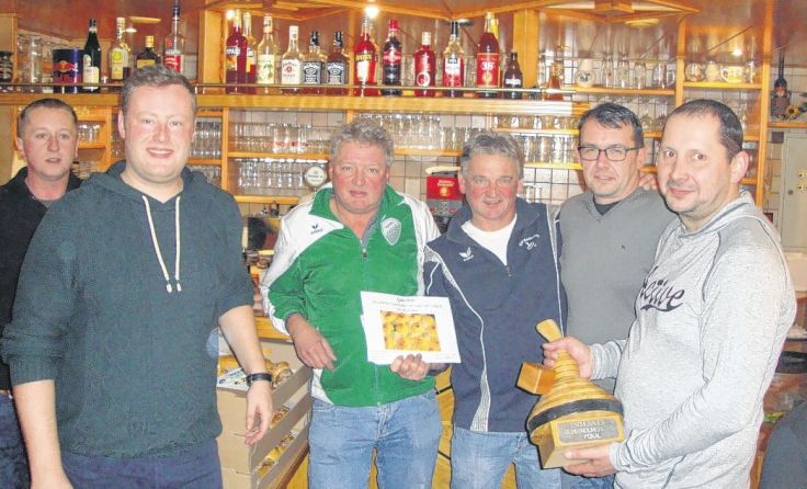 Der Sieg des Eisstockturniers ging an die Eschenauer Fußballer. 