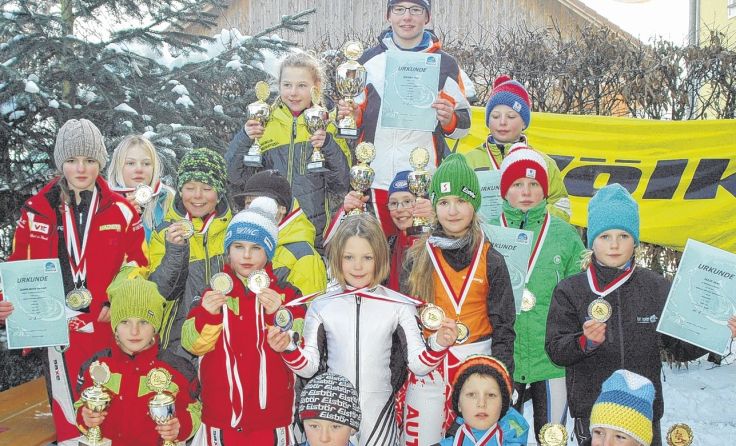 Stolz präsentieren die Kindercup-Rennteilnehmer ihre Medaillen.