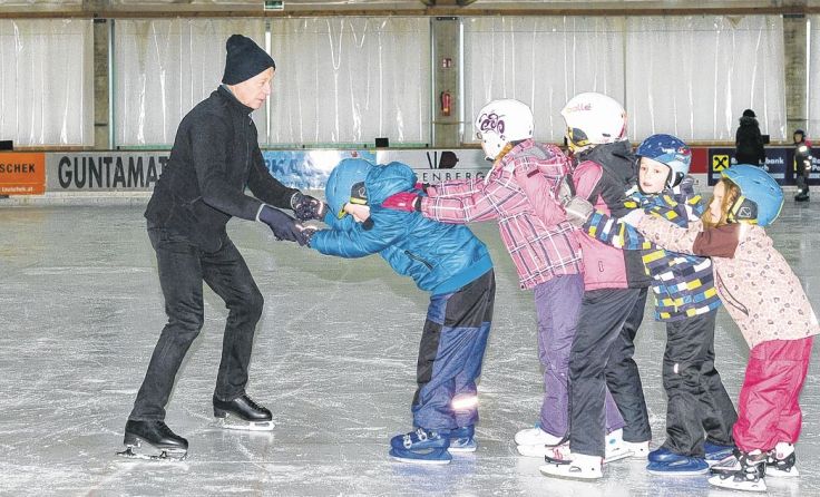 Auf spielerische Weise übt Alois Heitzinger mit den Kids das Laufen auf dem Eis.
