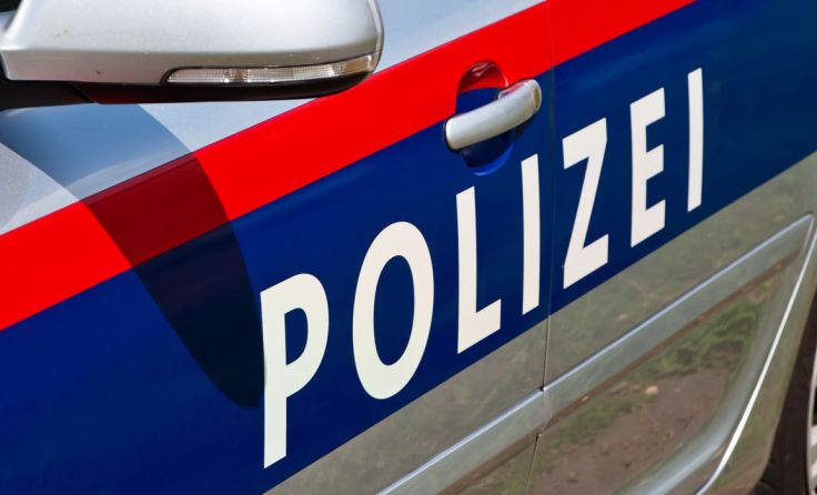 Der Autofahrer geriet aus unbekannter Ursache gegen die Fahrstreifentrennwand. Foto: Wodicka