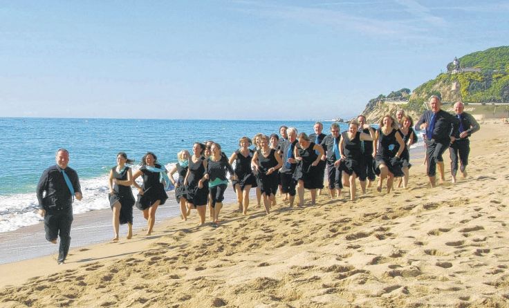 Der Juvenis Chor macht mit vier Alphörnern eine gemeinsame Sache. Foto: Juvenis Chor