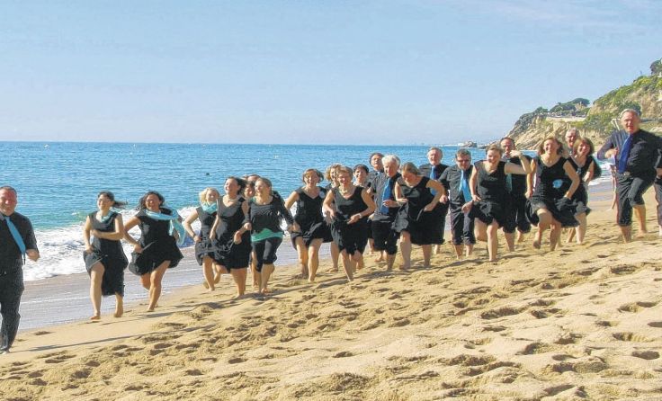 Der Juvenis Chor macht mit vier Alphörnern eine gemeinsame Sache. Foto: Juvenis Chor