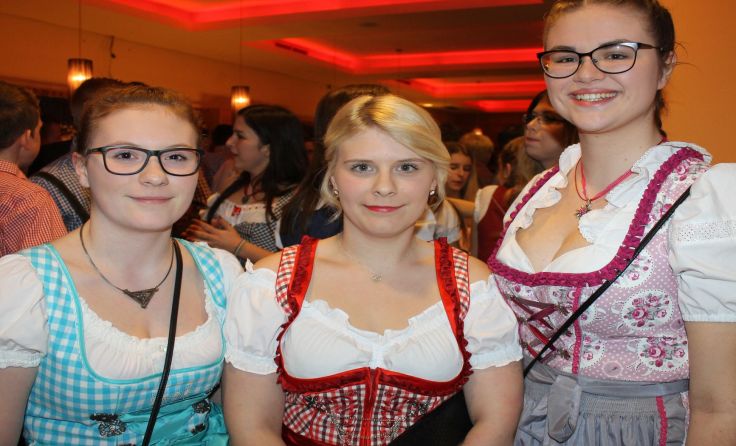Doris, Sandra und Nathalie aus Peuerbach beim Tanzfest in der Manglburg