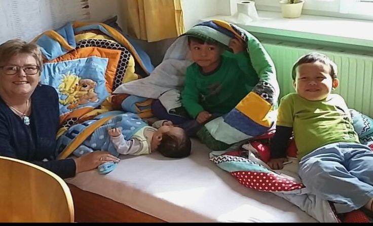 Sybille Schauer bei der Übergabe von „Mini Deckis“ an Flüchtlingskinder. 