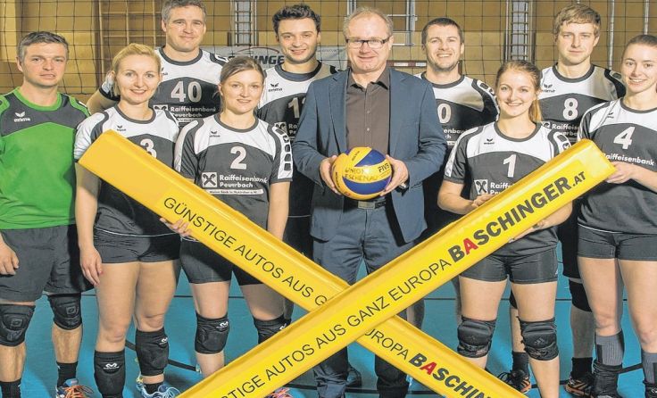 Günther Baschinger (Mitte) übergibt den Pfostenschutz an die Eschenauer Volleyballer.