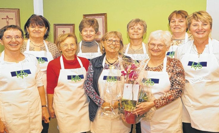 Das Team der Katholischen Frauenbewegung freut sich über die Kochschürzen.