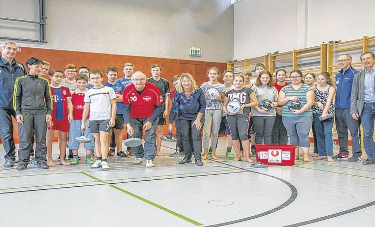 Schüler der Sport-Neuen Mittelschule schwangen den Eisstock in der Turnhalle.