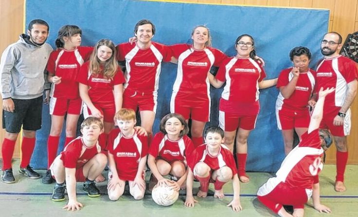 Die Spieler vom Institut Hartheim können nun in der einheitlichen roten Dress auftreten.