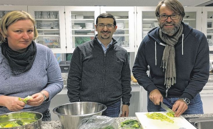 Beim gemeinsamen Kochen werden Menschen und ihre Heimatländer sowie Kulturen besser kennen gelernt.