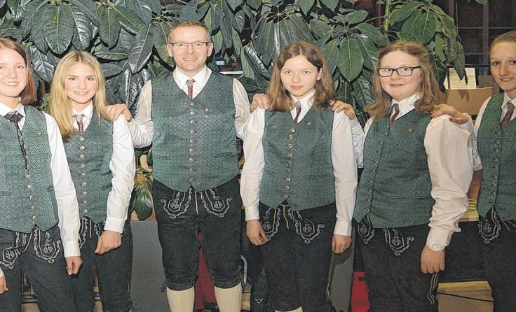 Kapellmeister Franz Heinrich (3. v. l.) mit Musikerinnen vom Musikverein Michaelnbach