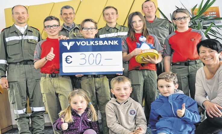 Die Feuerwehrjugend übergibt das Preisgeld an den Kindergarten. Foto: H. Grininger