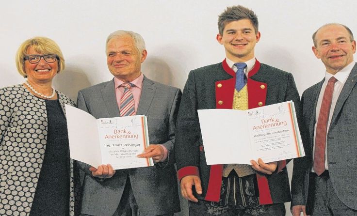 Ehrungen bei der Stadtkapelle: Franz Reisinger (r.) ist seit 60 Jahren Mitglied.