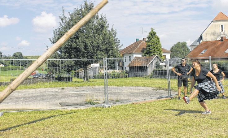 Das Baumstammwerfen ist eine der Disziplinen bei den Highlandgames.